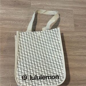 lululemon athletica Chevron Pattern Tote in Gray and Cream small